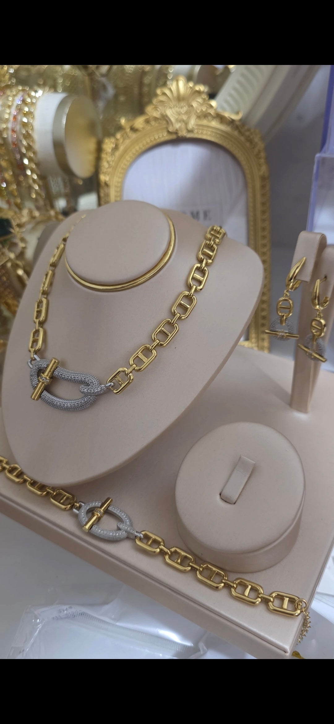 Conjunto elegante bañado en oro