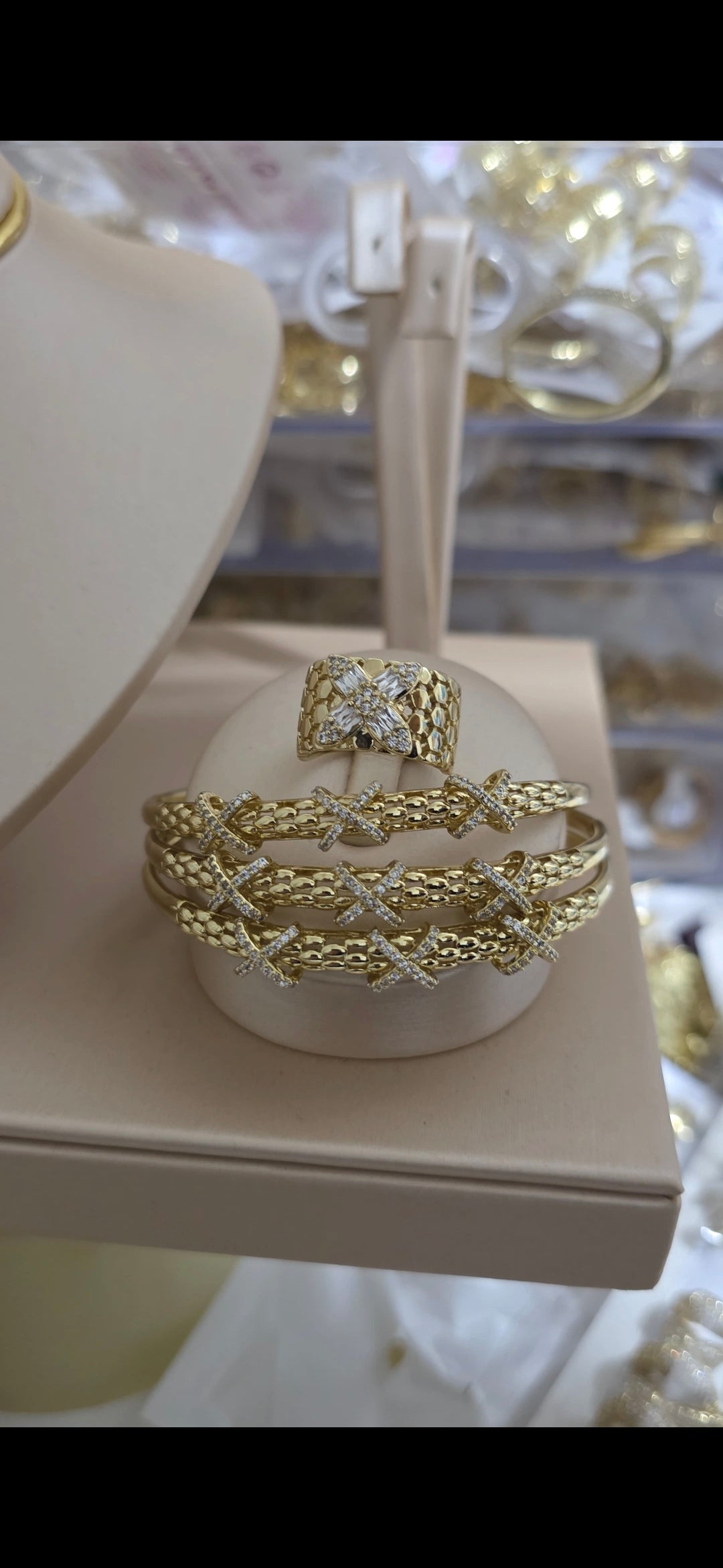Pack de tres brazaletes y anillo